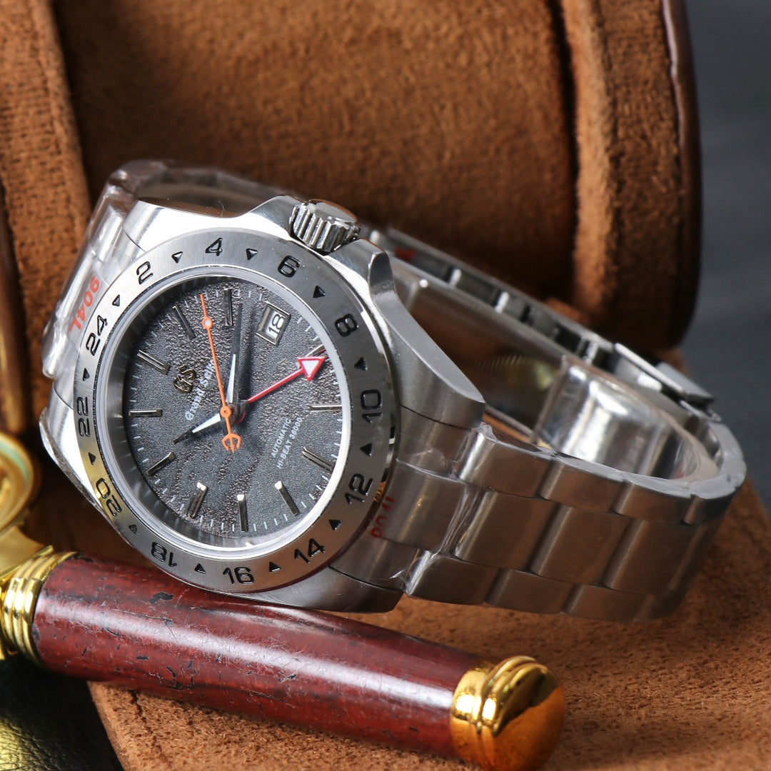 Daily GMT Automático – Grey Steel NH34